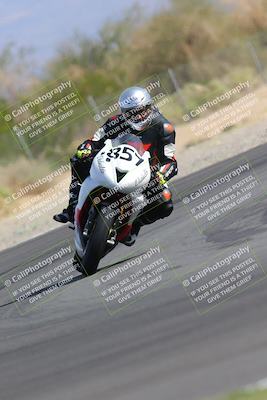 media/Nov-05-2022-SoCal Trackdays (Sat) [[f8d9b725ab]]/Turn 2 (1120am)/